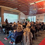 Študenti med poslušanjem predstavitve zaposlenih v družbi Talum