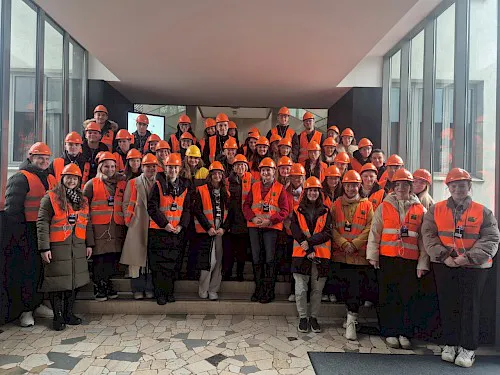 Skupinska fotografija študentov na obisku v družbi Talum