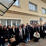 Skupinska fotografija pred Kriznim centrom Maribor