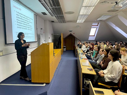 Prof. dr. Veronike Fikfak iz University College London (UCL) za govorniškim pultom predava študentom prava Prof. dr. Veronike Fikfak iz University College London (UCL) za govorniškim pultom predava študentom prava