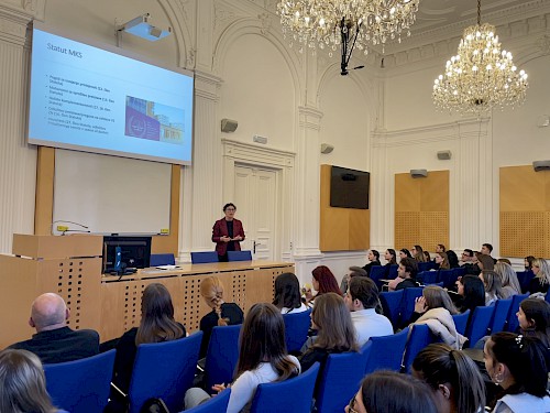 H. E. Beti Hohler (Mednarodno kazensko sodišče) predava pred polno predavalnico študentov 3. letnika Univerzitetnega študijskega programa 1. stopnje Pravo H. E. Beti Hohler (Mednarodno kazensko sodišče) predava pred polno predavalnico študentov 3. letnika Univerzitetnega študijskega programa 1. stopnje Pravo