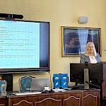 Prof. dr. Vesna Rijavec za govorniškim pultom med svojim predavanjem