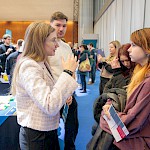 Prodekanica študentka Lisa Elizabeth Strouken in Blaž Bukovec odgovarjata na vprašanja obiskovalk