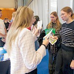 Prodekanica študentka Lisa Elizabeth Strouken odgovarja na vprašanj obiskovalk