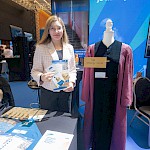 Prodekanica študentka Lisa Elizabeth Strouken ob togi ustavne sodnice