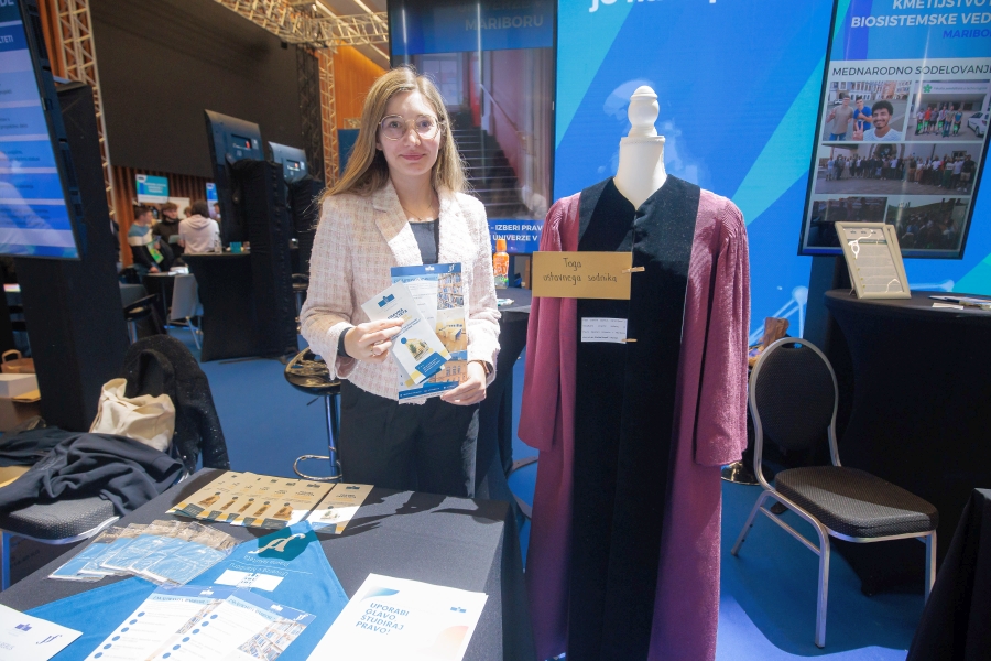 Prodekanica študentka Lisa Elizabeth Strouken ob togi ustavne sodnice Prodekanica študentka Lisa Elizabeth Strouken ob togi ustavne sodnice