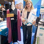 Prodekanica študentka Lisa Elizabeth Strouken ob togi ustavne sodnice ter letaki PF UM v rokah