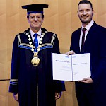 Rektor UM prof. dr. Zdravko Kačič z rektorjevim nagrajencem Matejem Makoterjem Rožmarinom s PF UM