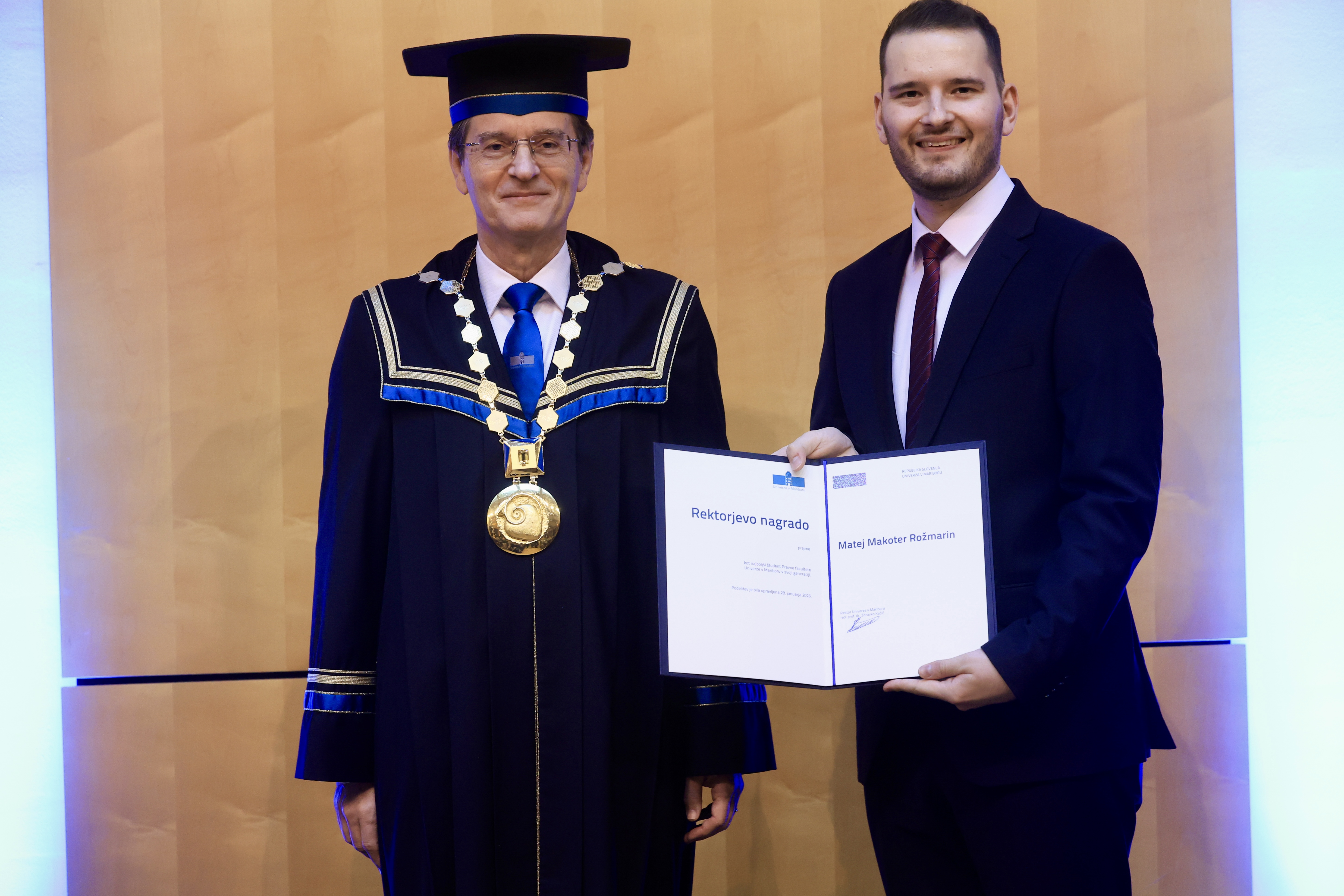 Rektor UM prof. dr. Zdravko Kačič z rektorjevim nagrajencem Matejem Makoterjem Rožmarinom s PF UM Rektor UM prof. dr. Zdravko Kačič z rektorjevim nagrajencem Matejem Makoterjem Rožmarinom s PF UM