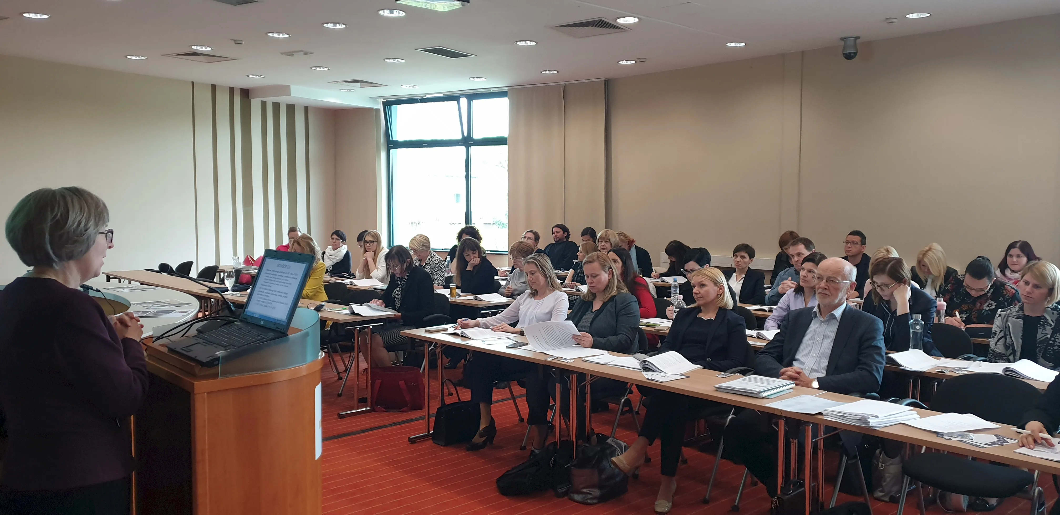 Fotografija strokovne delavnice iz leta 2029; za govorniškim pultom red. prof. dr. Darja Senčur Peček Fotografija strokovne delavnice iz leta 2029; za govorniškim pultom red. prof. dr. Darja Senčur Peček