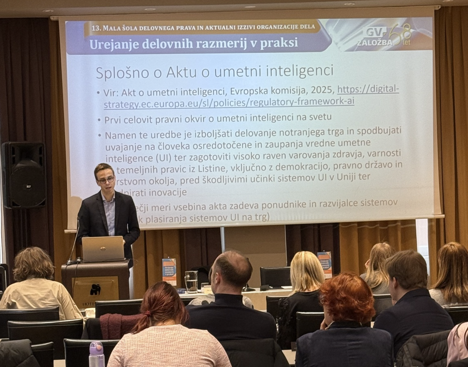 Doc. dr. Aljoša Polajžar za govorniškim pultom na Mali šoli delovnega prava