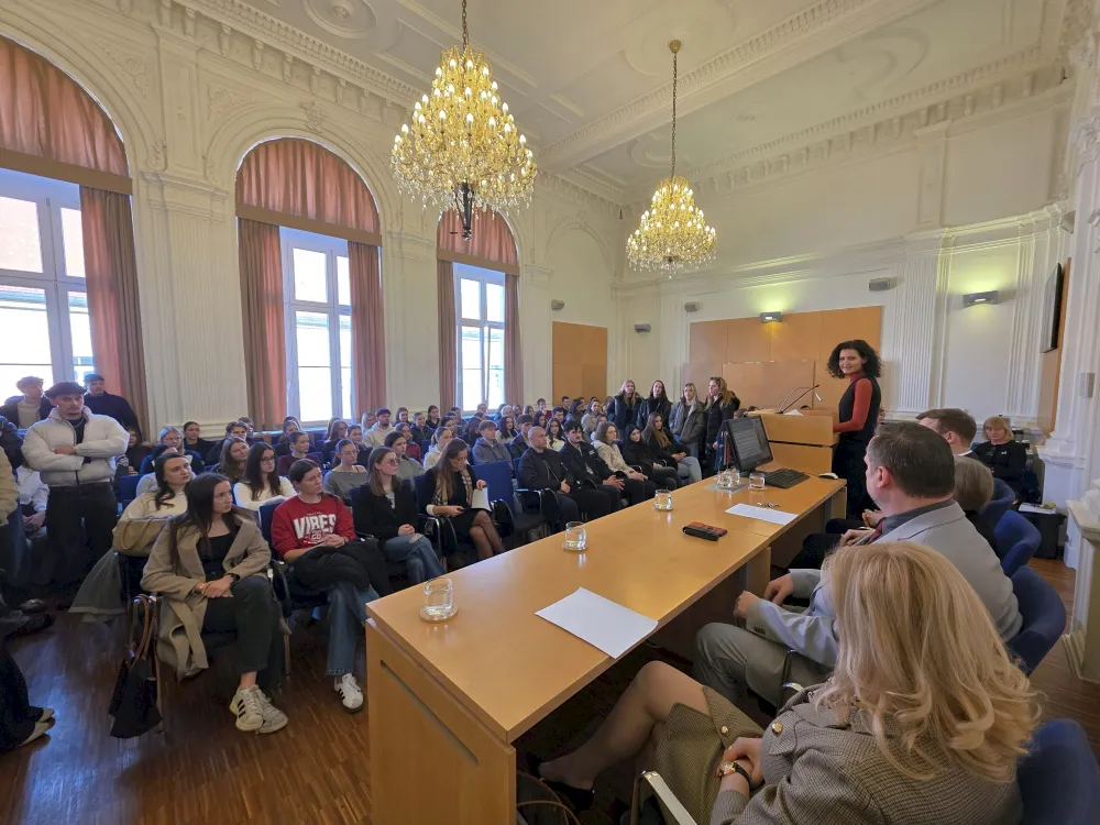 Tajnik fakultete Maja Ekart nagovarja predavalnico polno dijakinj in dijakov ter predstavlja goste Informativnih dnevov 2026 Tajnik fakultete Maja Ekart nagovarja predavalnico polno dijakinj in dijakov ter predstavlja goste Informativnih dnevov 2026