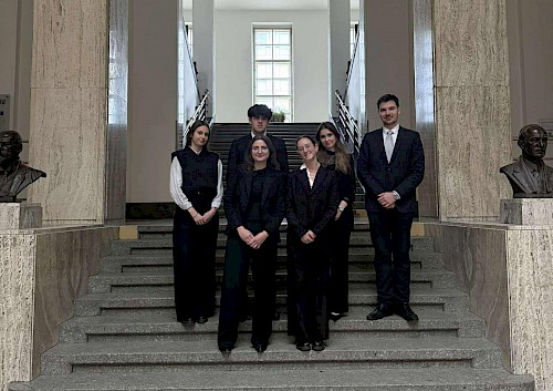 Obrezana fotografija: Tekmovalci skupaj z mentorjema