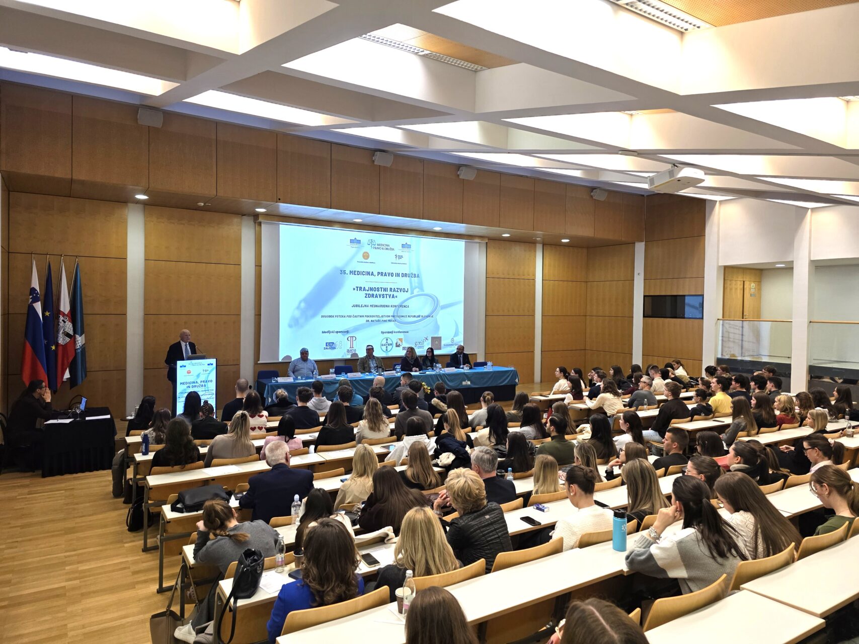 Polna dvorana udeležencev 35. mednarodne konference Medicina, pravo in družba 2026
