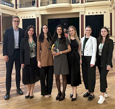 Osebe od leve proti desni: doc. dr. Aljoša Polajžar, Nia Slana, Ana Breznik, Pia Perša M., Eva Ledinek, Nina Ferencek, Nina Sumrak