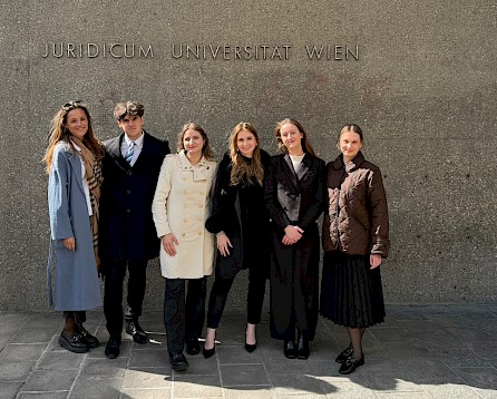 Člani ekipe Aljaž Kirbiš, Janina Drolc, Rina Pšunder, Lorena Topolovec, Maša Pogorelec z mentorico asist. Lino Burkelc Juras