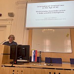 Gostujoča predavateljica češka sodnica dr. Ivana Hrdličkova v predavalnici AM