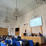 Izr. prof. dr. Jerneja Prostor predava občinstvu v AM