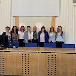 Sodelujoče strokovnjakinje, red. prof. dr. Tjaša Ivanc in prodekanica študentska Lisa Elizabeth Strouken