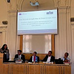 Za govorniškim katedrom prof. dr. Janja Hojnik z gosti (od leve proti desni): dr. Damjan Kukovec, sodnik Splošnega sodišča EU, dr. Aleš Ferčič, dr. Rajko Knez, sodnik Ustavnega sodišča RS in profesor PF UM, dr. Primož Gabrič, direktor Reciklarne d.o.o.