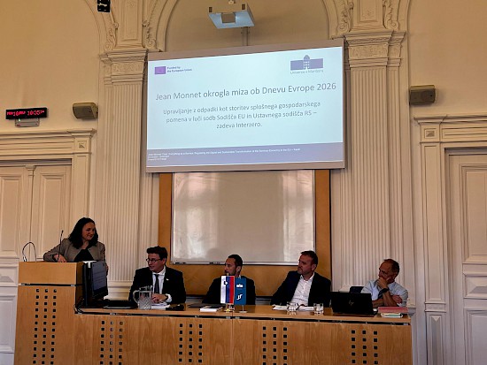 Za govorniškim katedrom prof. dr. Janja Hojnik z gosti (od leve proti desni): dr. Damjan Kukovec, sodnik Splošnega sodišča EU, dr. Aleš Ferčič, dr. Rajko Knez, sodnik Ustavnega sodišča RS in profesor PF UM, dr. Primož Gabrič, direktor Reciklarne d.o.o. Za govorniškim katedrom prof. dr. Janja Hojnik z gosti (od leve proti desni): dr. Damjan Kukovec, sodnik Splošnega sodišča EU, dr. Aleš Ferčič, dr. Rajko Knez, sodnik Ustavnega sodišča RS in profesor PF UM, dr. Primož Gabrič, direktor Reciklarne d.o.o.