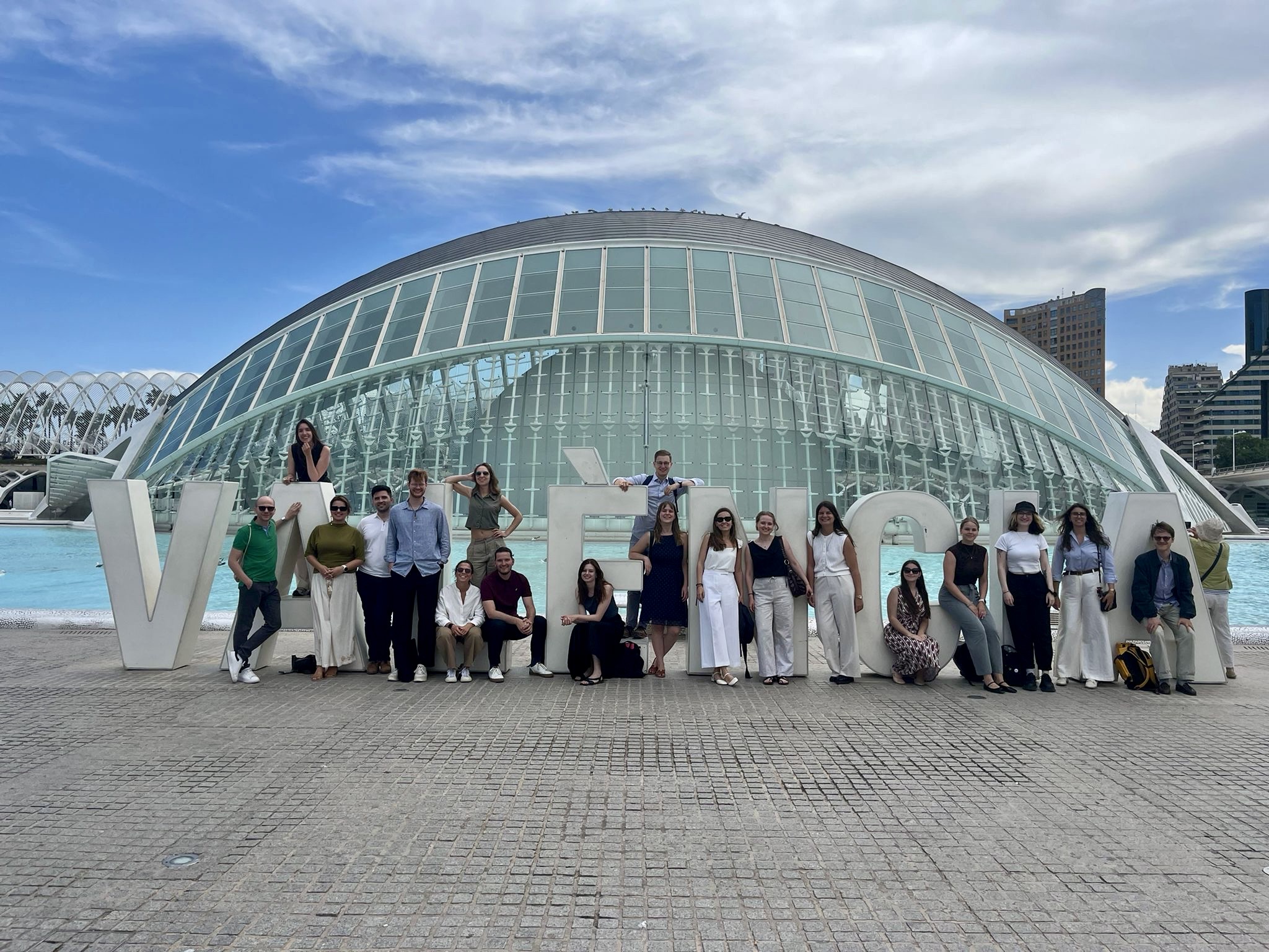 Skupinska fotografija pred napisom Valencia