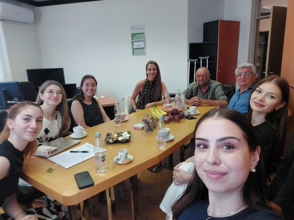 Šest študentk PF UM pod pedagoškim mentorstvom izr. prof. dr. Boruta Holcmana s Pravne fakultete Univerze v Mariboru ter Mojce Remic iz Odvetniške pisarne Martin Bregant na skupnem srečanju Šest študentk PF UM pod pedagoškim mentorstvom izr. prof. dr. Boruta Holcmana s Pravne fakultete Univerze v Mariboru ter Mojce Remic iz Odvetniške pisarne Martin Bregant na skupnem srečanju