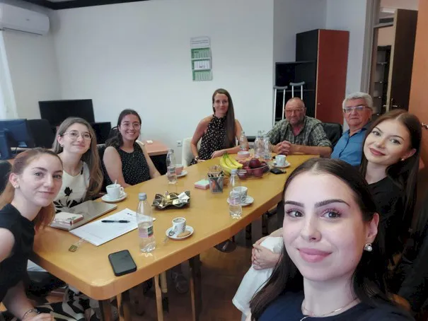 Šest študentk PF UM pod pedagoškim mentorstvom izr. prof. dr. Boruta Holcmana s Pravne fakultete Univerze v Mariboru ter Mojce Remic iz Odvetniške pisarne Martin Bregant na skupnem srečanju Šest študentk PF UM pod pedagoškim mentorstvom izr. prof. dr. Boruta Holcmana s Pravne fakultete Univerze v Mariboru ter Mojce Remic iz Odvetniške pisarne Martin Bregant na skupnem srečanju