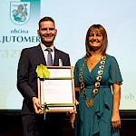 Asist. Matej Makoter Rožmarin ob prejemu priznanja iz rok županje mag. Olge Karba