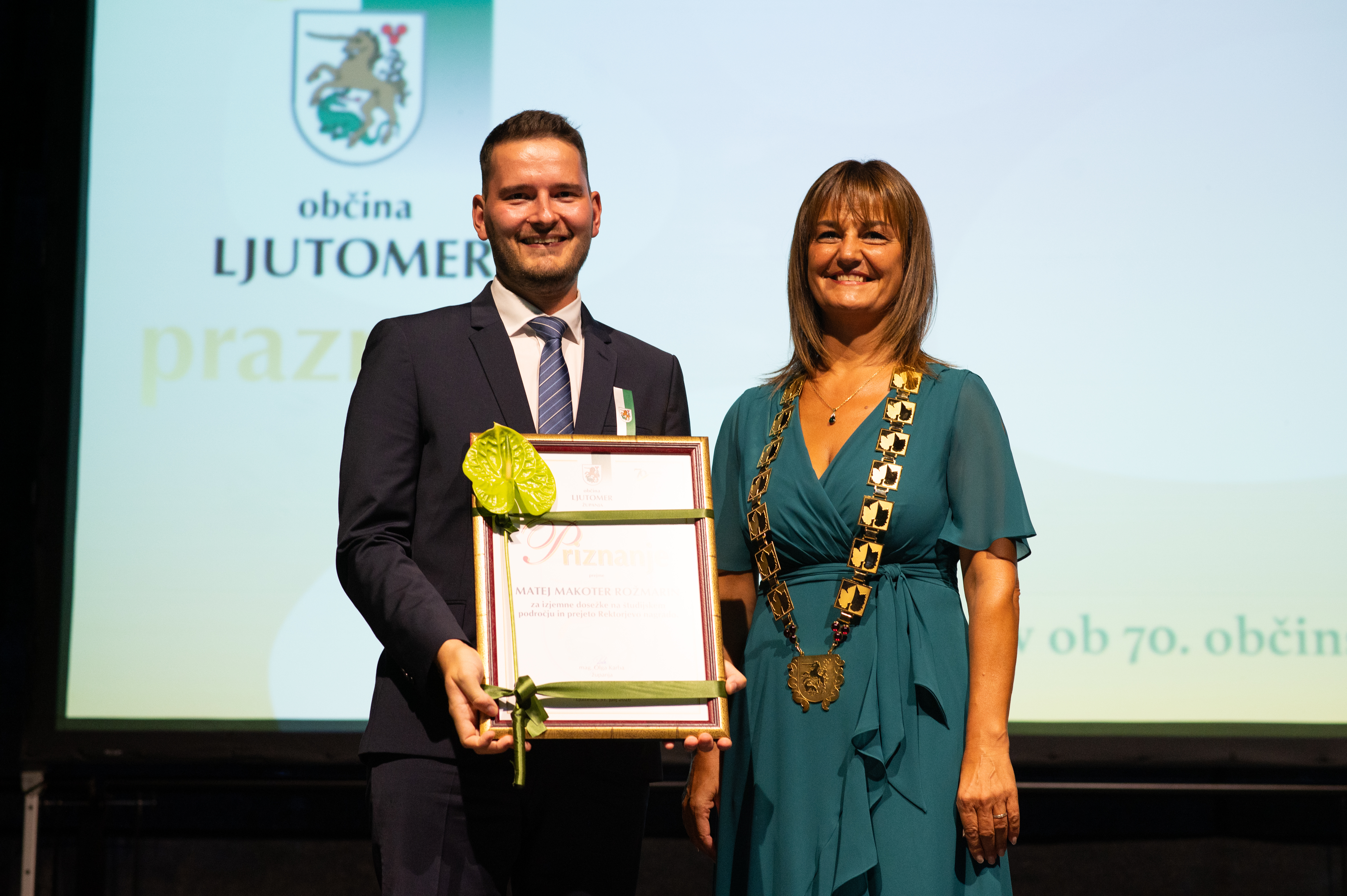 Asist. Matej Makoter Rožmarin ob prejemu priznanja iz rok županje mag. Olge Karba Asist. Matej Makoter Rožmarin ob prejemu priznanja iz rok županje mag. Olge Karba