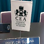 Napis red. prof. dr. Suzana Kraljić in namizna zastavica z logotipom CEA