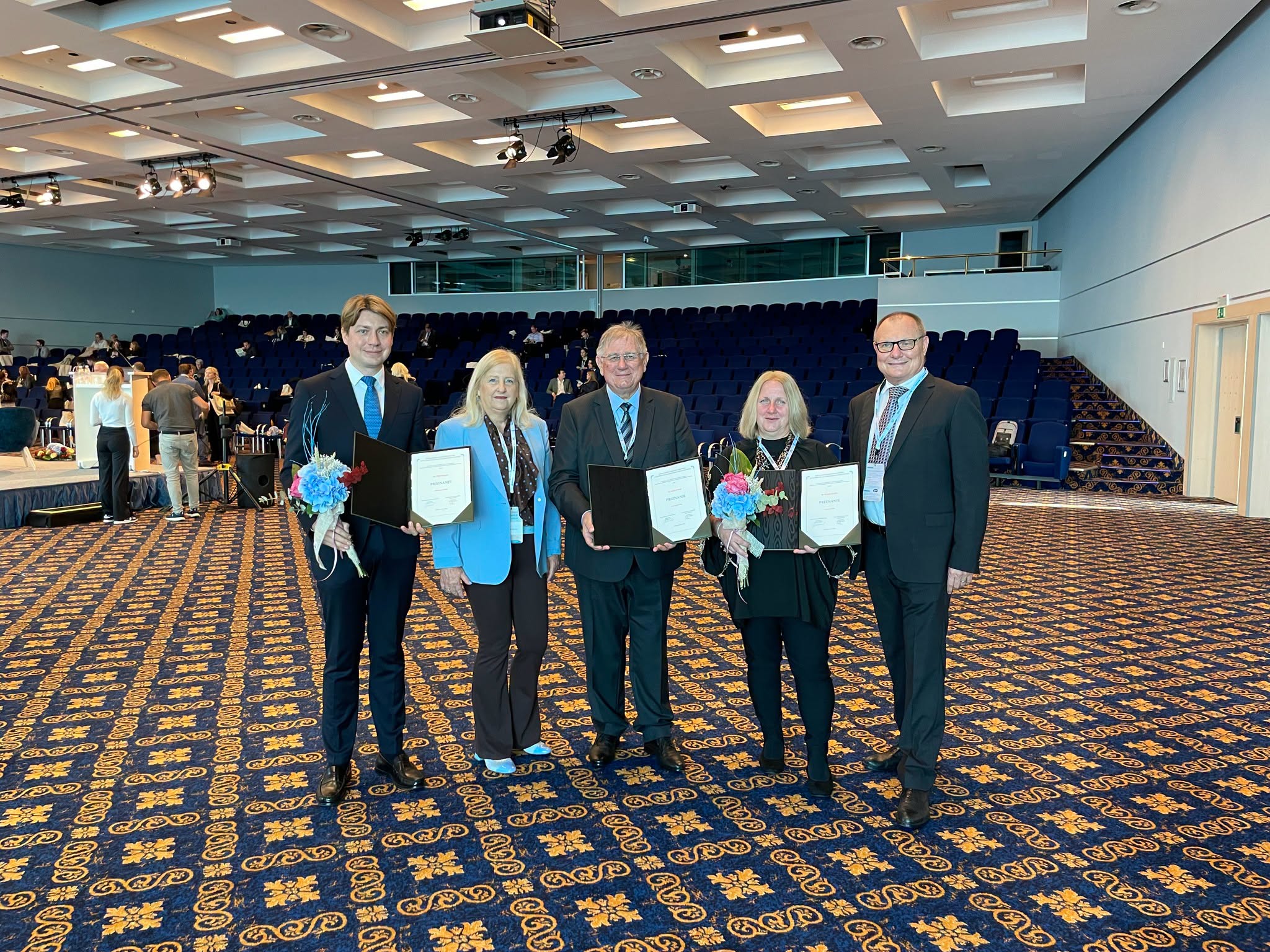 Prejemniki priznanjm druga z desne red. prof. dr. Suzana Kraljić Foto: Gv Založba Prejemniki priznanjm druga z desne red. prof. dr. Suzana Kraljić Foto: Gv Založba