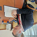 Dekan PF UM red. prof. dr. Tomaž Keresteš podpisuje memorandum