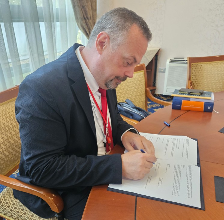 Dekan PF UM red. prof. dr. Tomaž Keresteš podpisuje Manifest za pravno znanost v Sloveniji Dekan PF UM red. prof. dr. Tomaž Keresteš podpisuje Manifest za pravno znanost v Sloveniji