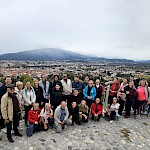 Skupinska fotografija zaposlenih PF UM na vrhu Piramide ter s pogledom na Maribor