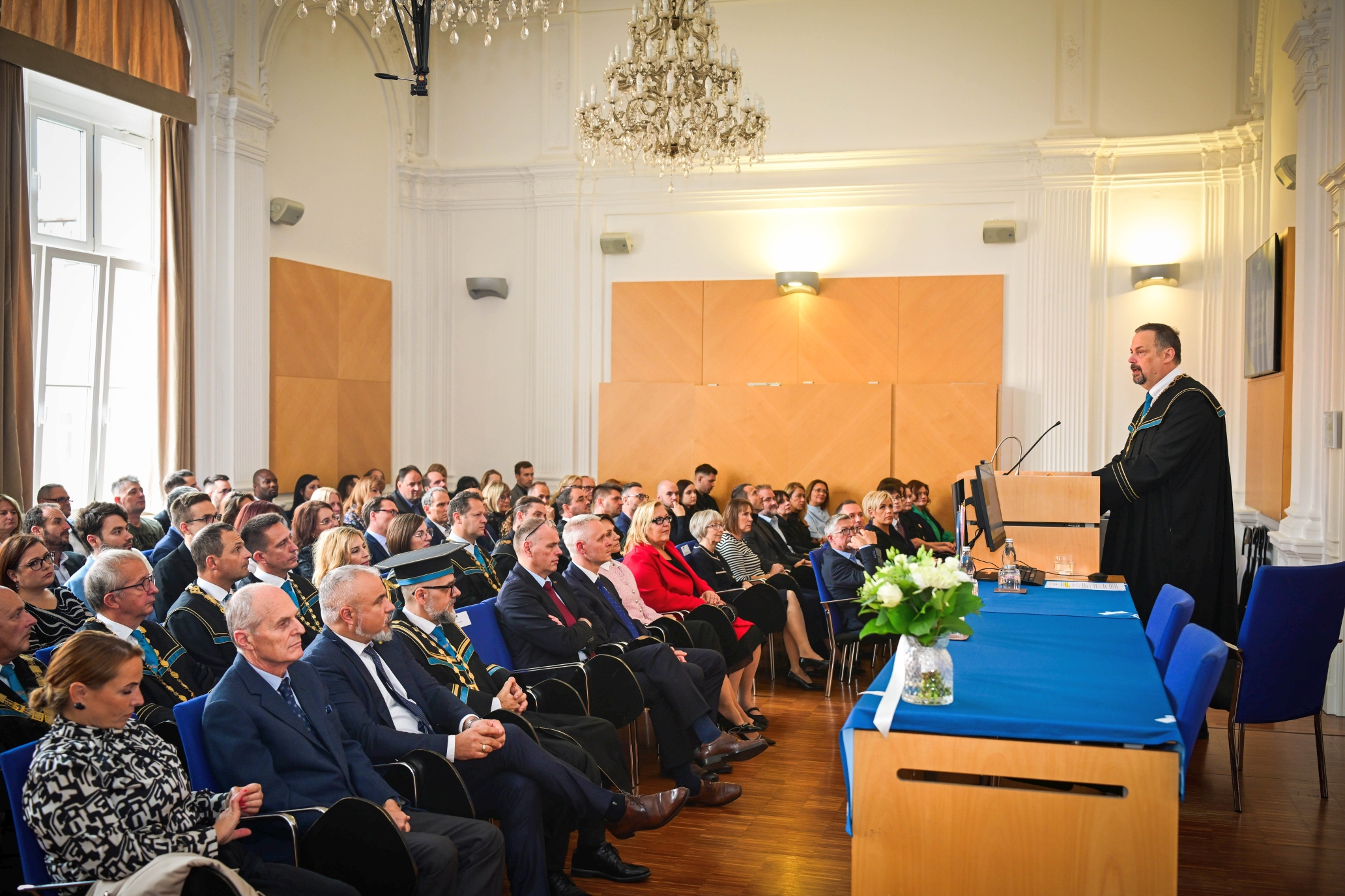 Nagovor dekana Pravne fakultete Univerze v Mariboru red. prof. dr. Tomaža Keresteša pred polno dvorano gostov